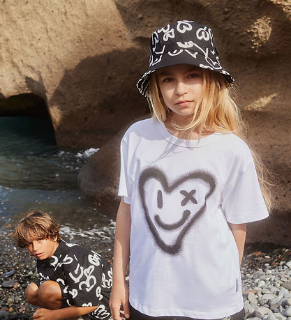 Molo Bucket Hat - Six - Sprayed Hearts Molo Bucket Hat - Six - Sprayed Hearts