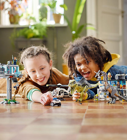 LEGO® Jurassic World - Giganotosaurus og Therizinosaurus angripe LEGO® Jurassic World - Giganotosaurus og Therizinosaurus angripe