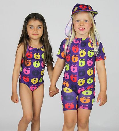 Småfolk Badeheldragt - UV50+ - Purple Heart m. Retro Æbler Småfolk Badeheldragt - UV50+ - Purple Heart m. Retro Æbler