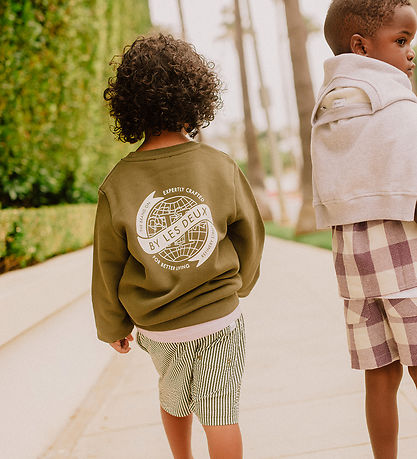 Les Deux Sweatshirt - Globe - Olive Night/Ivory Les Deux Sweatshirt - Globe - Olive Night/Ivory