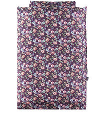Nørgaard Madsens Sengetøj - Baby - Blommelilla m. Blomster Nørgaard Madsens Sengetøj - Baby - Blommelilla m. Blomster