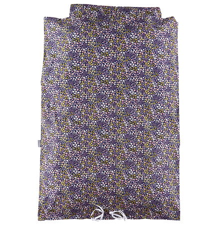 Nørgaard Madsens Sengetøj - Baby - Blå m. Lilla Blomster Nørgaard Madsens Sengetøj - Baby - Blå m. Lilla Blomster