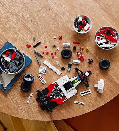 LEGO® Icons - McLaren MP4/4 og Ayrton Senna 10330 - 693 Dele LEGO® Icons - McLaren MP4/4 og Ayrton Senna 10330 - 693 Dele
