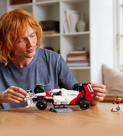 LEGO® Icons - McLaren MP4/4 og Ayrton Senna 10330 - 693 Dele LEGO® Icons - McLaren MP4/4 og Ayrton Senna 10330 - 693 Dele