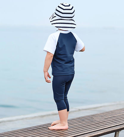 Petit Crabe Badebluse - Raglan - UV50+ - Blue/White Petit Crabe Badebluse - Raglan - UV50+ - Blue/White