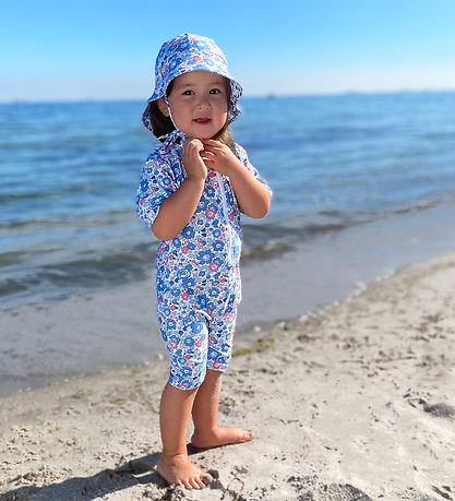 Petit Crabe Badeheldragt - Noe - UV50+ - Betsy m. Blomster Petit Crabe Badeheldragt - Noe - UV50+ - Betsy m. Blomster