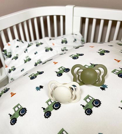 Nørgaard Madsens Sengetøj - Voksen - Hvid m. Grønne Traktorer Nørgaard Madsens Sengetøj - Voksen - Hvid m. Grønne Traktorer