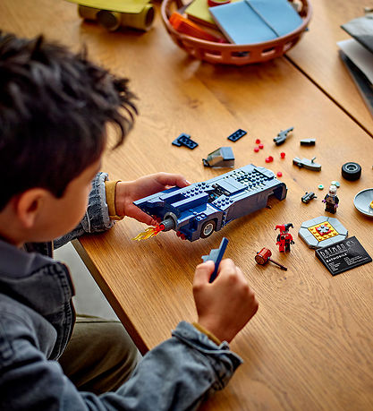 LEGO® Batman - Batman En Batmobile tegen Harley Quinn en Mr. Fre LEGO® Batman - Batman En Batmobile tegen Harley Quinn en Mr. Fre