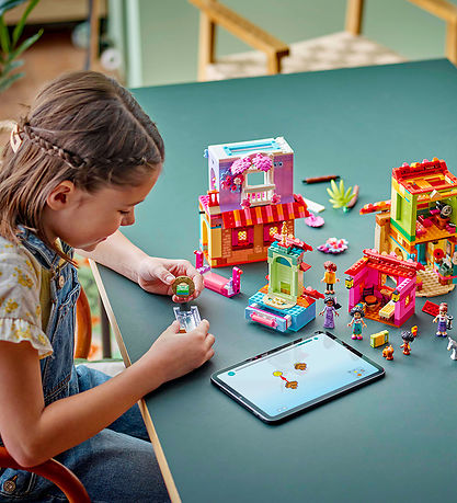 LEGO® Disney - Det Magiske Madrigal-hus 43245 - 1560 Dele LEGO® Disney - Det Magiske Madrigal-hus 43245 - 1560 Dele