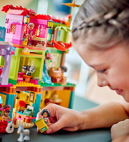 LEGO® Disney - Det Magiske Madrigal-hus 43245 - 1560 Dele LEGO® Disney - Det Magiske Madrigal-hus 43245 - 1560 Dele