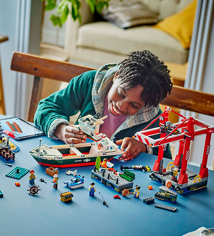 LEGO® City - Havnefront med Fragtskib 60422 - 1226 Dele LEGO® City - Havnefront med Fragtskib 60422 - 1226 Dele