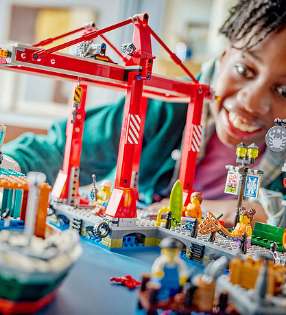 LEGO® City - Havnefront med Fragtskib 60422 - 1226 Dele LEGO® City - Havnefront med Fragtskib 60422 - 1226 Dele