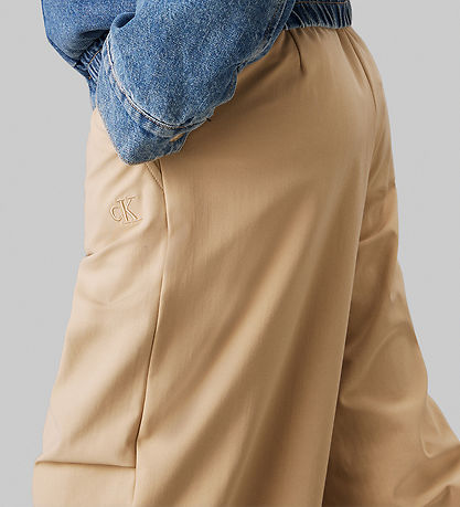 Calvin Klein Bukser - Parachute - Pale Khaki Calvin Klein Bukser - Parachute - Pale Khaki
