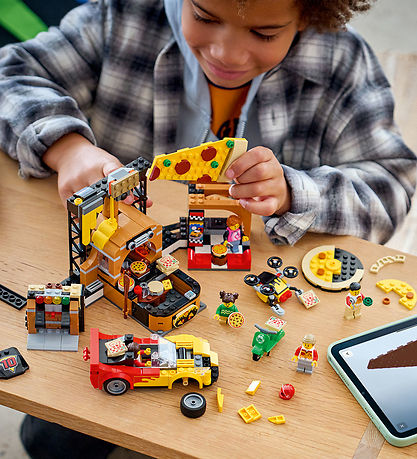 LEGO® City - Pizzeria Med Udbringningsfartøjer 60496 - 494 Dele