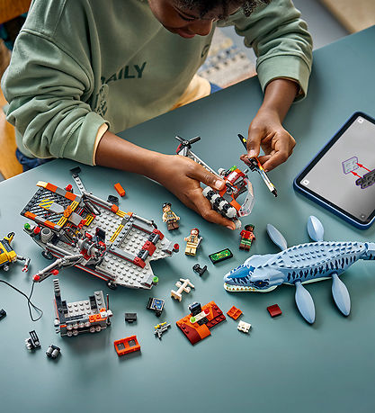 LEGO® Jurassic World - Mosasaurus-dinosaurens bådangreb 77983 - 