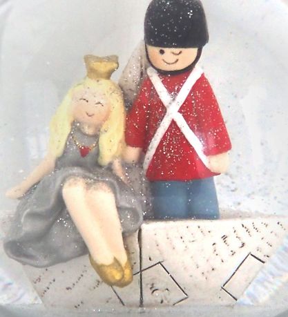 Kids by Friis Sneeuwbol - Ø: 11 cm - Den Standhaftige Tinsoldat Kids by Friis Sneeuwbol - Ø: 11 cm - Den Standhaftige Tinsoldat