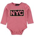 Petit by Sofie Schnoor Body l/æ - Mørk Pink m. NYC Petit by Sofie Schnoor Body l/æ - Mørk Pink m. NYC