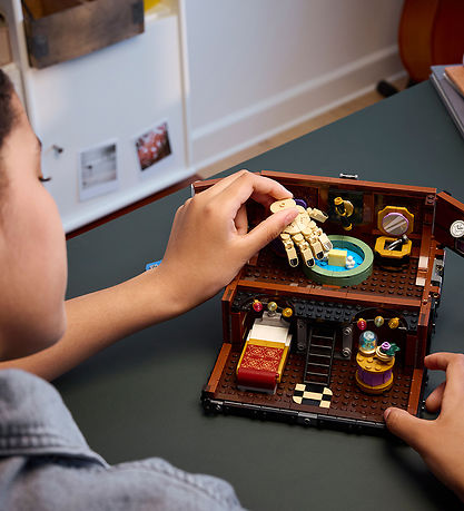 LEGO® Wednesday - Tings Lejlighed - 76785 - 828 Dele