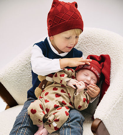 Hust and Claire Nissehue - HCFifi - Teaberry m. Mønster Hust and Claire Nissehue - HCFifi - Teaberry m. Mønster