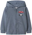 Name It Cardigan m. Hætte - NmmVoltinus - Flint Stone/Fire Truck Name It Cardigan m. Hætte - NmmVoltinus - Flint Stone/Fire Truck