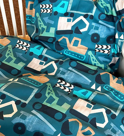 Nørgaard Madsens Sengetøj - Poplin - Baby - Petrol m. Arbejdsbil