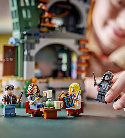 LEGO® Harry Potter - Luna Lovegoods Hus 76467 - 764 Dele