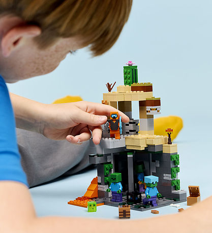 LEGO® Minecraft - Zombie Fangekælder 21587 - 284 Dele