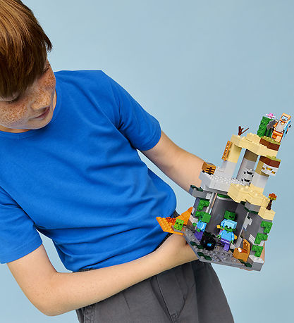 LEGO® Minecraft - Zombie Fangekælder 21587 - 284 Dele