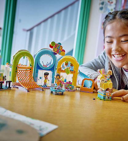 LEGO® Friends - Sjovt Indendørs Legeland 42686 - 668 Dele