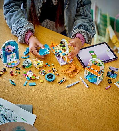 LEGO® Friends - Sjovt Indendørs Legeland 42686 - 668 Dele