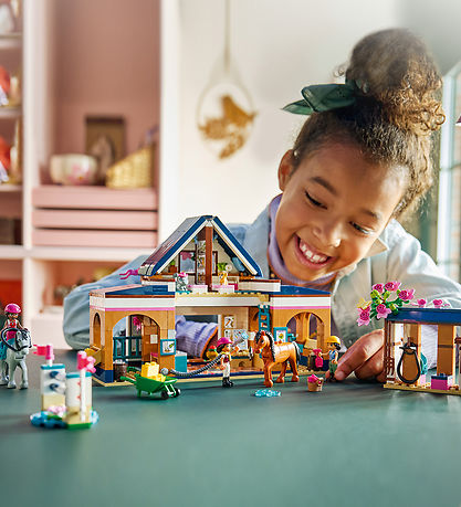LEGO® Friends - Hestestald Og Rideskole 42688 - 735 Dele