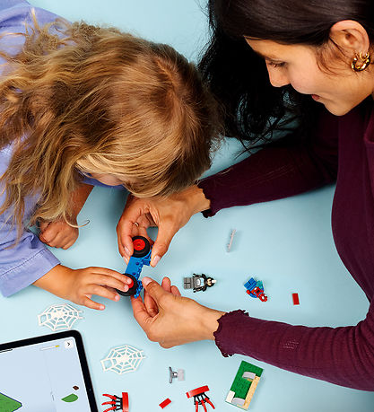 LEGO® Marvel - Spidey På Sin Motorcykel Mod Rhino 11206 - 61 Del