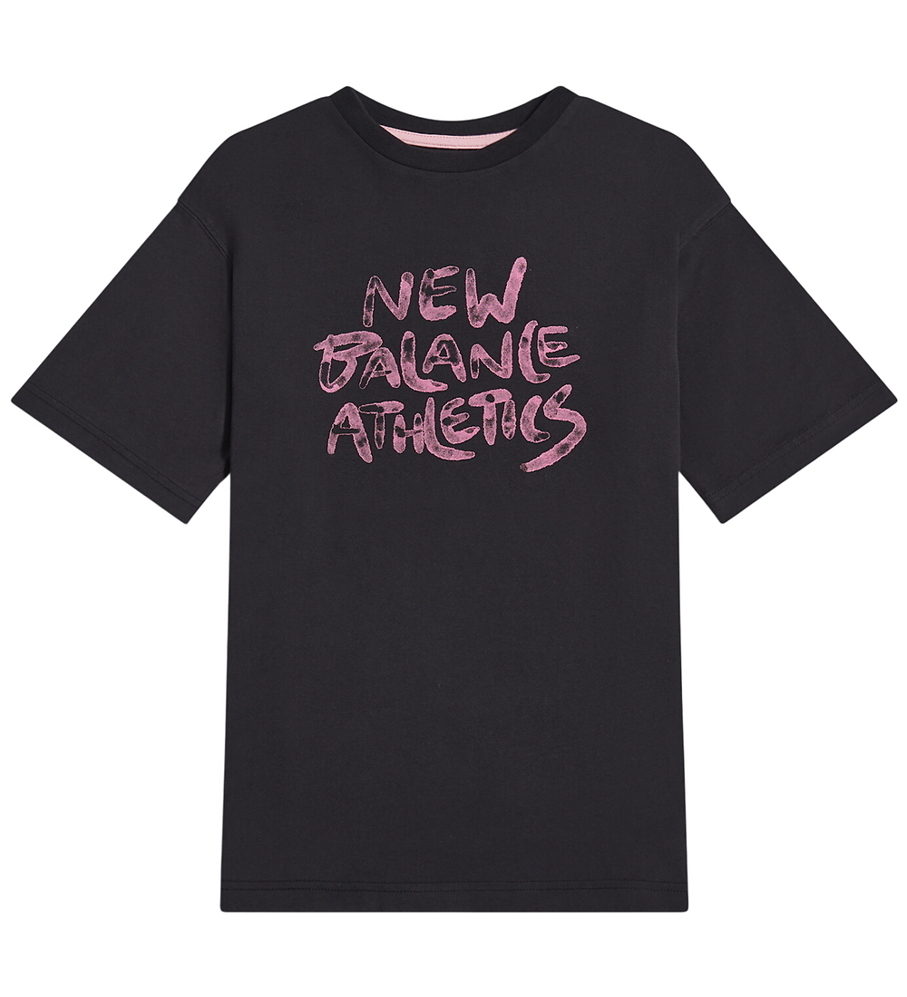 New Balance T-Shirt - Graffiti Grafik - Kaviar - New Balance - 12-13 Jahre (152-158) - T-Shirts