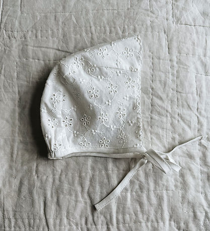 Lalaby Babyhjelm - Linn - Broderie Anglaise