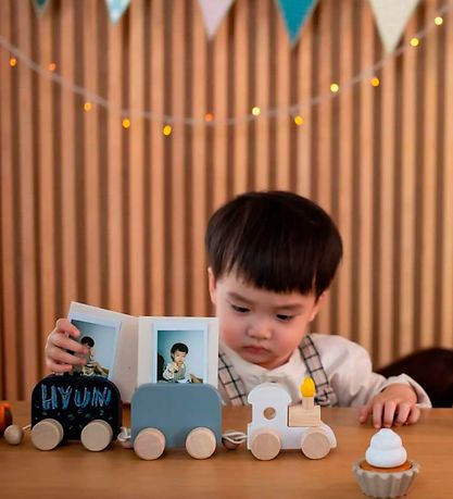PlanToys Trælegetøj - Fødselsdagstog - Træ PlanToys Trælegetøj - Fødselsdagstog - Træ