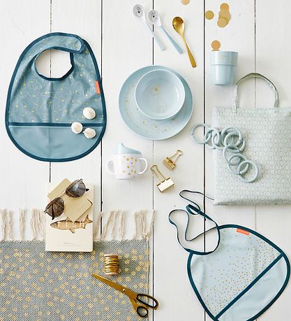 Done By Deer Gulvtæppe - 90x120 - Grå m. Guld Prikker Done By Deer Gulvtæppe - 90x120 - Grå m. Guld Prikker